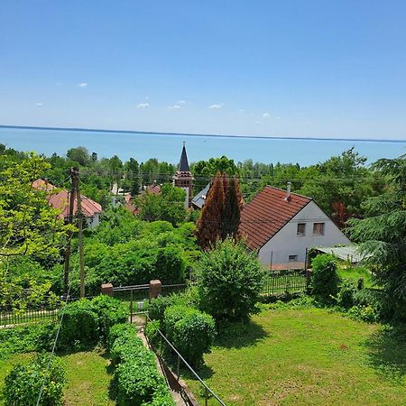 Belvarosi Haz Gyoenyoeru Panoramaval Balatonalmádi Exterior foto