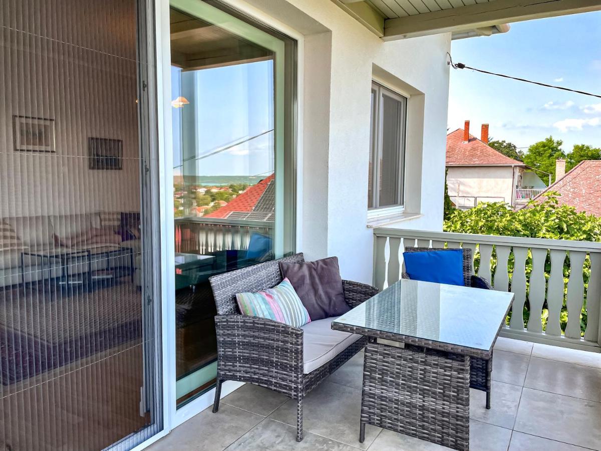 Belvarosi Haz Gyoenyoeru Panoramaval Balatonalmádi Exterior foto