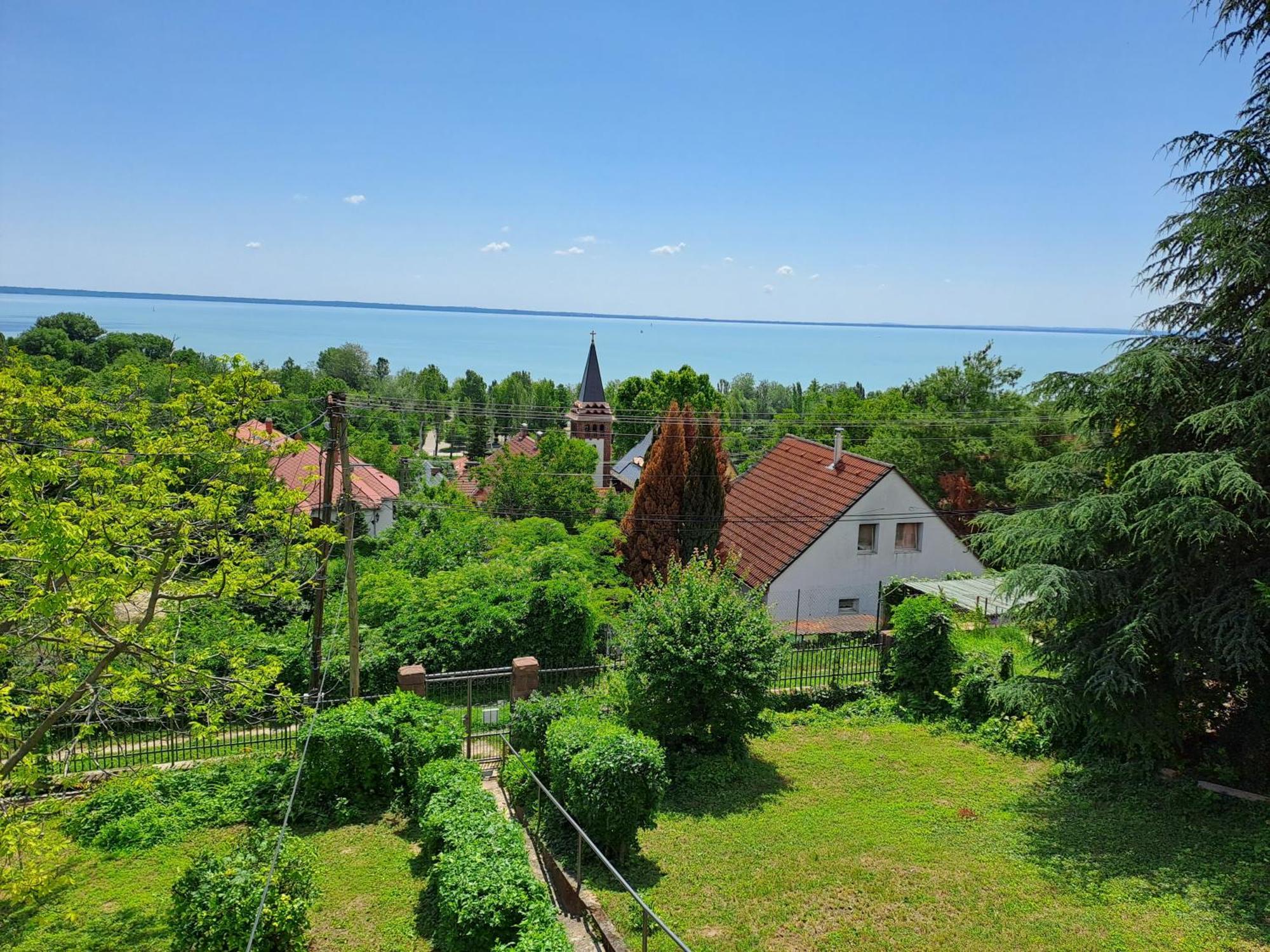 Belvarosi Haz Gyoenyoeru Panoramaval Balatonalmádi Exterior foto